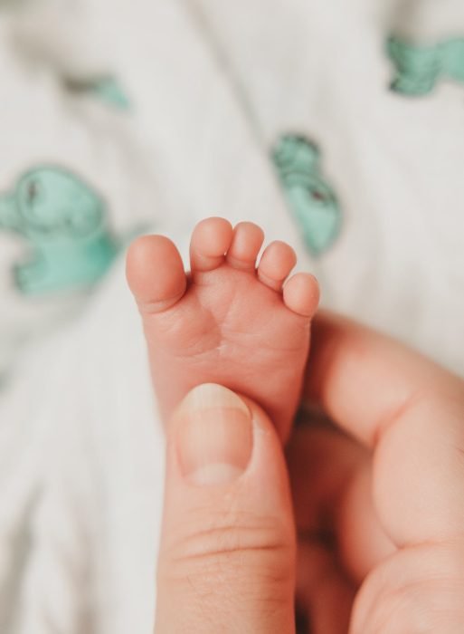 newborn photography baby toes
