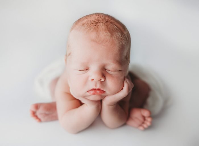 froggy pose newborn photos