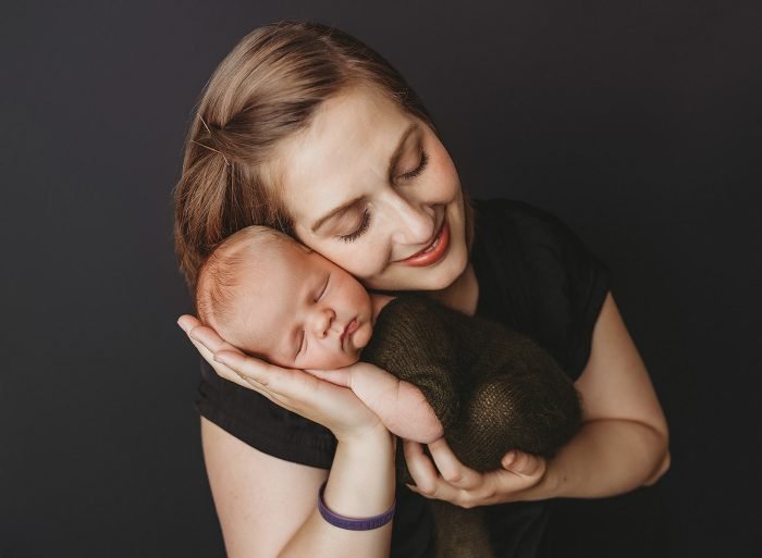 newborn photos with mom