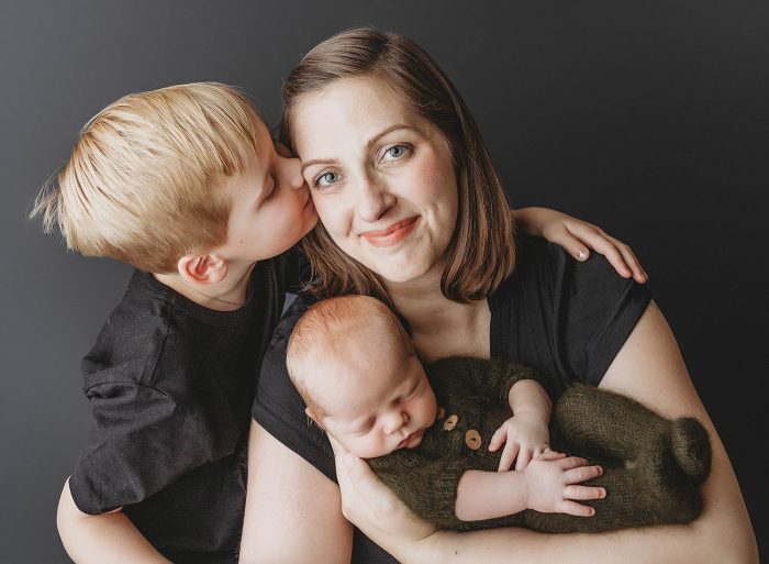 newborn pictures with mom