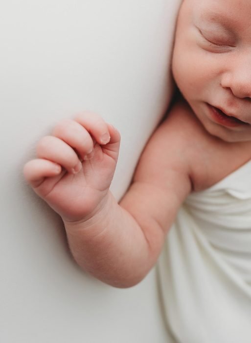 portland oregon newborn baby photographer tiny fingers