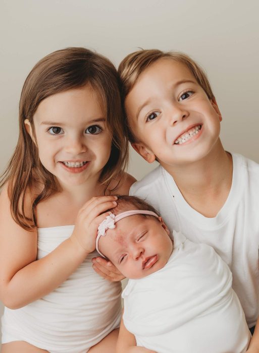 sibling photography with newborn